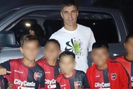 Newells sancionó a seis chicos por una foto con un jugador de Central Newells sancionó a seis chicos por una foto con un jugador de Central