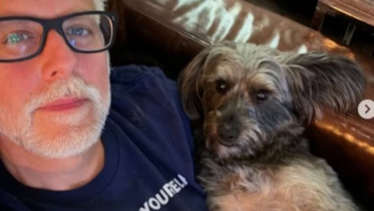 James Gunn junto a su perro que inspiró a Krypto. James Gunn junto a su perro que inspiró a Krypto.