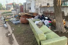 Los damnificados de Bahía Blanca tuvieron que sacar a la calle todas sus pertenencias arruinadas por el agua Foto: Agustina Castro/MDZ