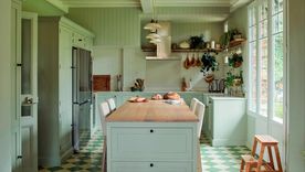 El verde le aporta vida y personalidad a esta cocina. Foto: Neptune.