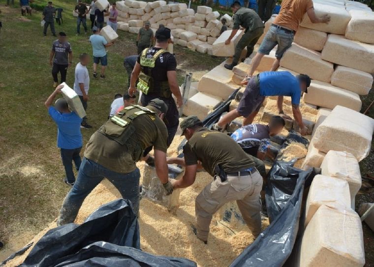 El camión transpotaba bolsas de aserrín pero con un contenido oculto en su interior
