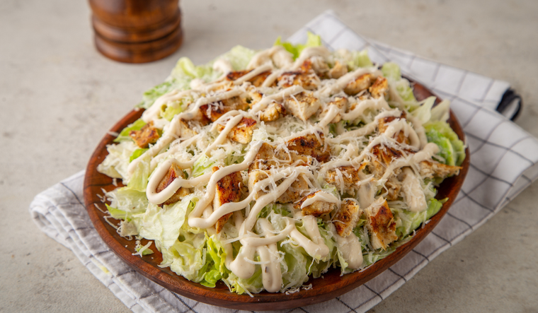 La ensalada César es una receta muy elegida en el verano por su equilibrio de sabores. La ensalada César es una receta muy elegida en el verano por su equilibrio de sabores.