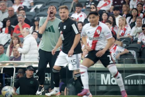 Gustavo Benítez da indicaciones en River-Deportivo Riestra. Gustavo Benítez da indicaciones en River-Deportivo Riestra.