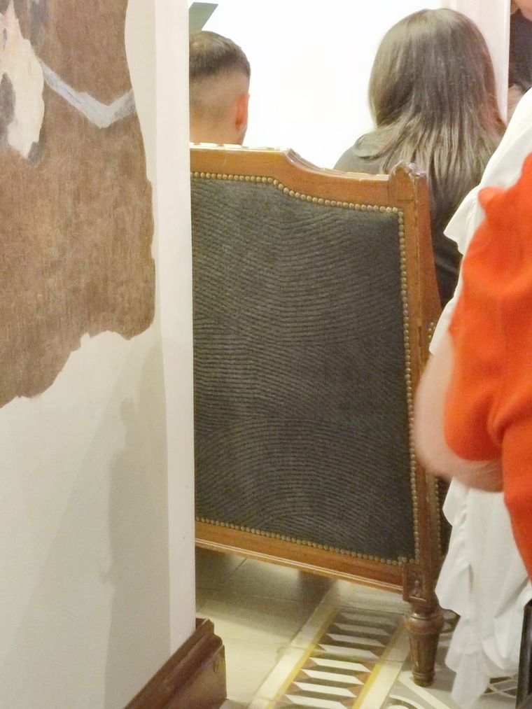 Los asistentes ocuparon los asientos improvisados durante el concierto. Los asistentes ocuparon los asientos improvisados durante el concierto.