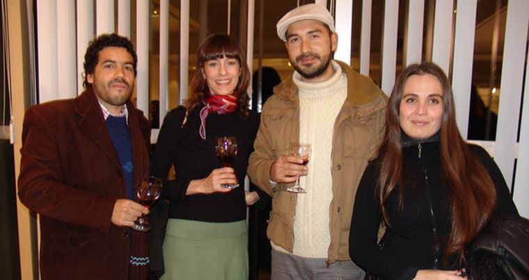 David Cepero, Nury Bertone, el artista Carlos Escoriza y la ilustradora Verónica Irrazábal disfrutando la obra de Rep. Foto: Mariela Encina / MDZ