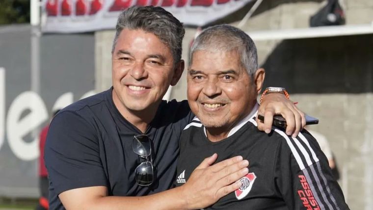 Marcelo y Máximo Gallardo. El 18 de noviembre estuvieron juntos públicamente por última vez disfrutando de un encuentro del Fútbol Senior en el River Camp. Foto: Leyendas de River