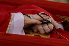 El papa Francisco en su féretro, con un rosario negro entre las manos Foto: X @VATICANNEWS