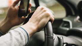 La IA identifica patrones de hiperconectividad detrás del hábito de no soltar el celular.