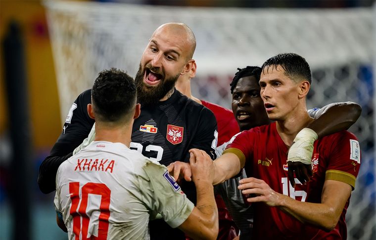 Serbia - Suiza La FIFA analiza sancionar a las Federaciones por incidentes durante su partido. Foto: EFE
