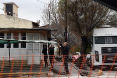 El dueño de Barloa intentando reconstruir el techo que fue derribado por el viento Zonda. Foto: ALF PONCE MERCADO / MDZ