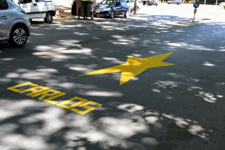 Estrellas Amarillas es un símbolo que marca el lugar exacto donde una o varias personas fallecieron en un siniestro vial, para recordar a las víctimas y crear conciencia. Estrellas Amarillas es un símbolo que marca el lugar exacto donde una o varias personas fallecieron en un siniestro vial, para recordar a las víctimas y crear conciencia.
