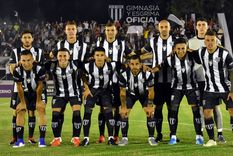 gimnasia presento a su nueva camiseta disenada por los hinchas