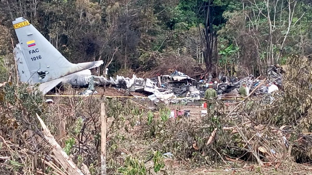 Confirman la muerte de seis de los once tripulantes del avión accidentado en Colombia