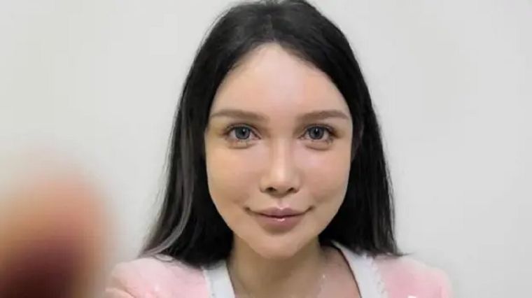 Abby Wu, que se ha sometido a más de 100 operaciones, es una de las primeras influencers chinas en temas de cirugía estética. Foto: BBC