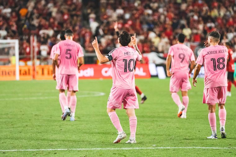 Messi festeja su gol, tras desparramar al arquero sin tocar la pelota. Antes, asistió a Jordi Alba y armó jugadas para el doblete de Segovia.&nbsp;