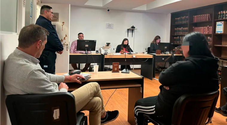 La mujer policía durante la audiencia. Foto: NA