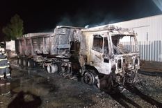 El camión incendiado.