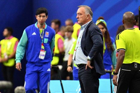 El entrenador de 78 años se emocionó antes del partido durante los himnos y volvió a llorar cuando Curazao marcó su primer gol en una Copa del Mundo. El entrenador de 78 años se emocionó antes del partido durante los himnos y volvió a llorar cuando Curazao marcó su primer gol en una Copa del Mundo.