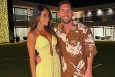 Sin los colores típicos de la época, Leo Messi y Antonela Roccuzzo sorprendieron con un look navideño muy fashionista.&nbsp;