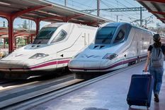 El tren de alta velocidad se ha convertido en una de las formas preferidas de viajar en España. El tren de alta velocidad se ha convertido en una de las formas preferidas de viajar en España.
