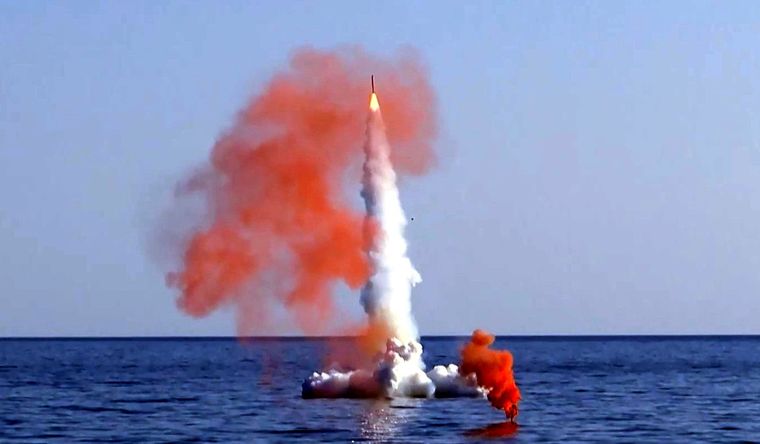 Rusia, desde submarinos, lanzó misiles Calibre en el mar de Japón. Foto Dpa