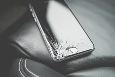 La pantalla del celular está expuesta a golpes y caídas.