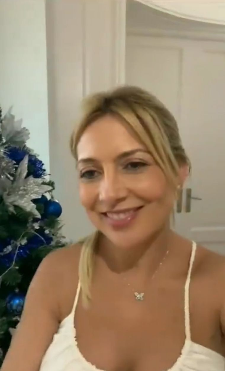 Fabiola Yañez armó el arbolito de Navidad y colocó unos escarpines de adorno.