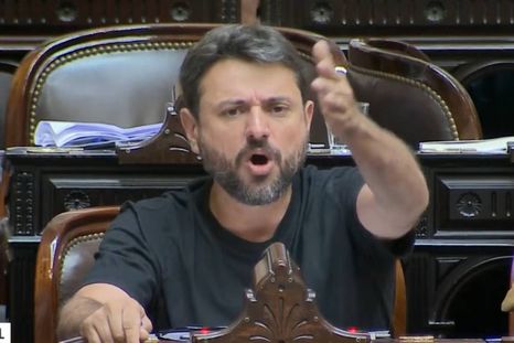 El diputado Juan Grabois protagonizó un tenso momento en el comienzo de la sesión El diputado Juan Grabois protagonizó un tenso momento en el comienzo de la sesión