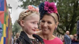 Máxima junto a una niña, ambas homenajeando a Frida Kahlo. Foto: Instagram