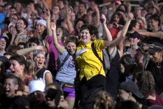 Tras el veredicto. El festejo de los manifestantes que apoyaron a la mujer durante el debate. Foto: TELAM