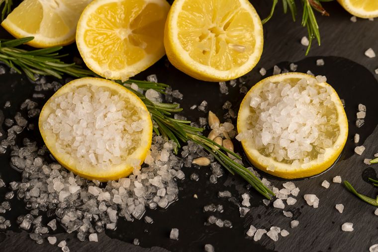 El limón y la sal son una gran dupla. Fuente: Shutterstock. El limón y la sal son una gran dupla. Fuente: Shutterstock.