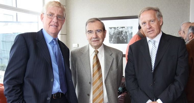 El especialista Daniel Dosoretz y su hermano Alejandro recibieron al doctor Francisco Gago. Foto: Gentileza