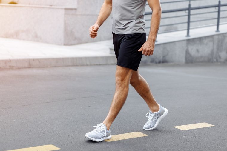Caminar todos los días, trae grandes beneficios en salud corporal Foto: Shutterstock