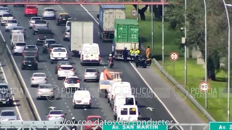 El camión quedó detenido en el carril lento