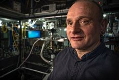 Hace 20 años, otros científicos dijeron a Winfried Hensinger que desarrollar un ordenador cuántico potente era imposible. Ahora ha fabricado el sistema que cree que demostrará que estaban equivocados.