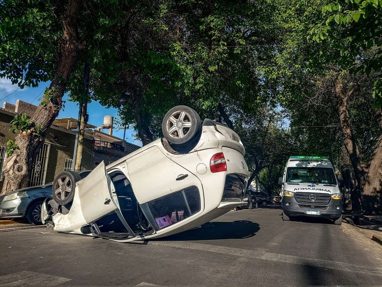 Un hombre se habría descompensado, chocó a un auto estacionado y volcó en Godoy Cruz Foto: Emilce Vargas Ferrara/MDZ