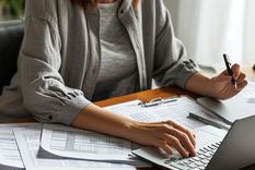 En el mundo de las finanzas, las mujeres también enfrentan una fuerte desigualdad que es invisibilizada Foto: Imagen generada con Midjourney