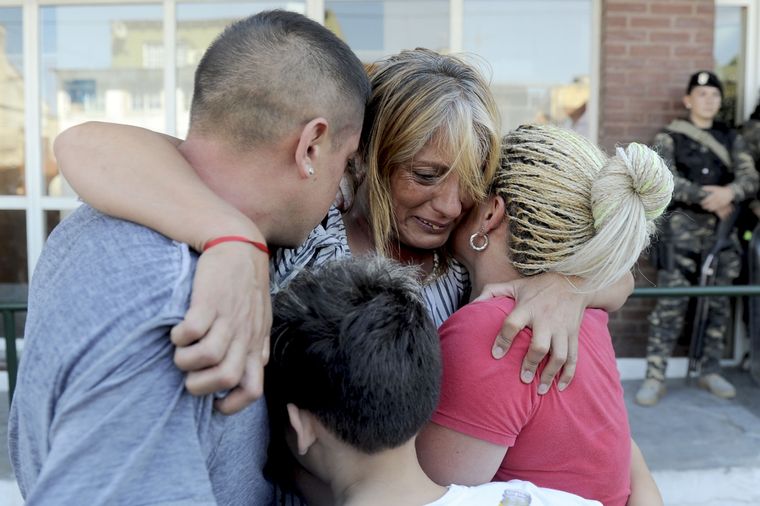 La consternación de los familiares de la menor en la puerta del hospital Foto: TÉLAM