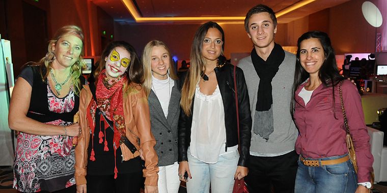 En grupo a la expo: Patricia Fusari, Rocío Valencia, Camila Fusari, Giuliana Panello, Leandro Fusari y Natalia Gil. Foto: MDZ