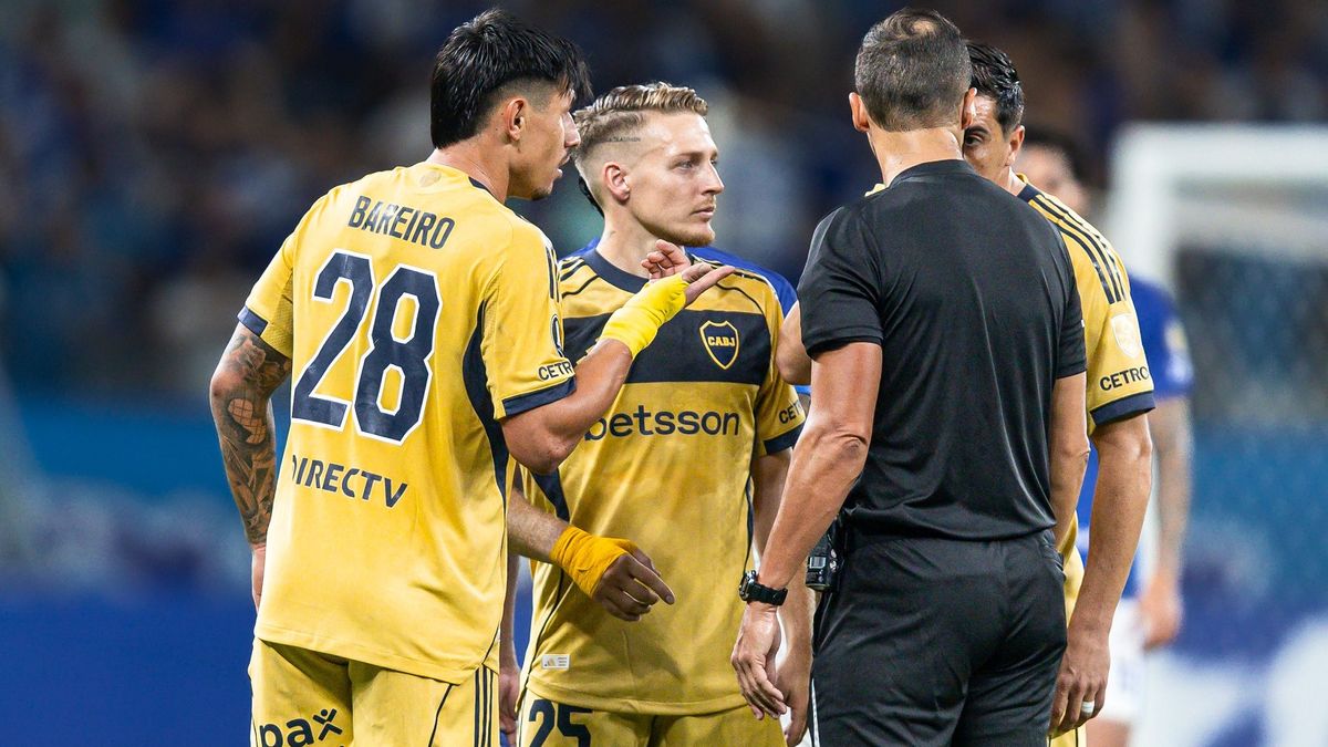 ¿Le metió la mano en la cola? El desagradable gesto de un jugador de Cruzeiro con Bareiro que el VAR no revisó