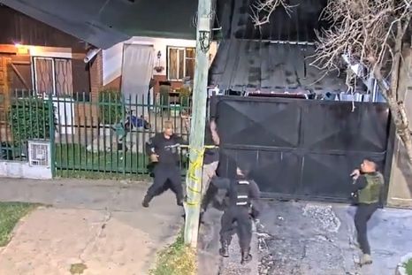 El robacables fue sorprendido infraganti Foto: Captura de video