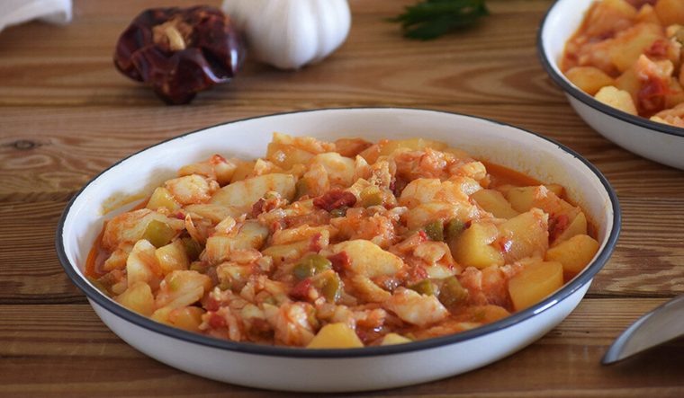 Esta receta de bacalao al ajoarriero tiene variantes regionales según la zona de España donde se prepare. Esta receta de bacalao al ajoarriero tiene variantes regionales según la zona de España donde se prepare.