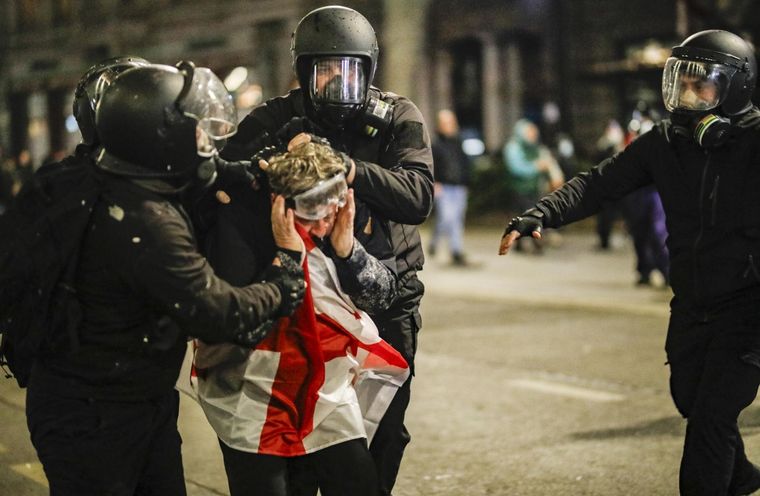 Una manifestante es detenida por la Policía de Georgia. Foto: EFE. Foto: EFE