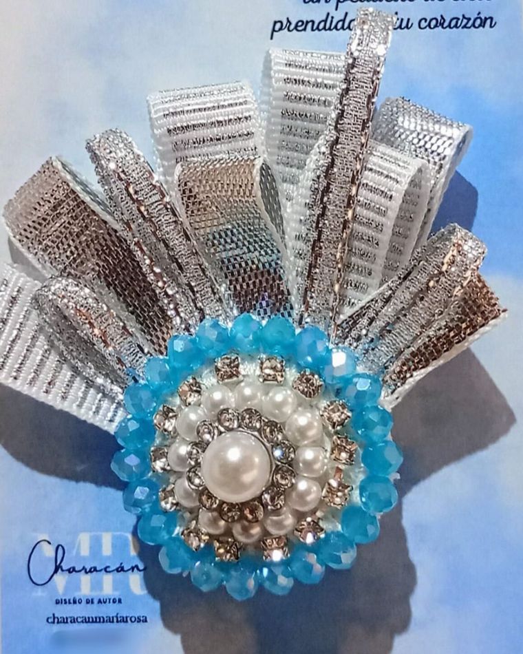 Escarapela de la diseñadora mendocina María Rosa Characán. Escarapela de la diseñadora mendocina María Rosa Characán.