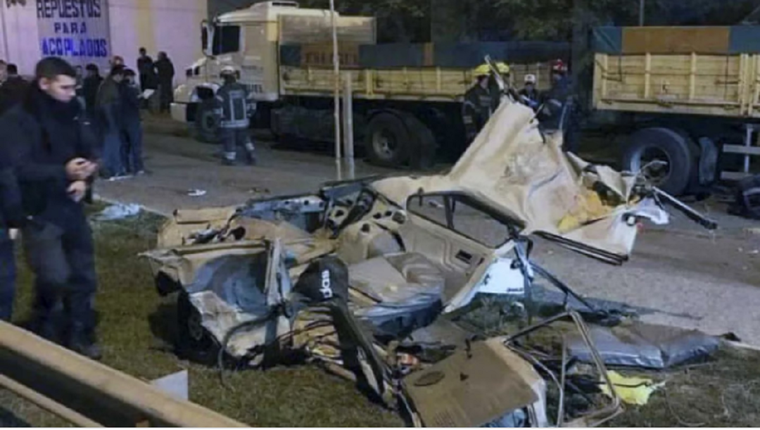 El auto en el que murieron las víctimas de la masacre de Monte Foto: NA