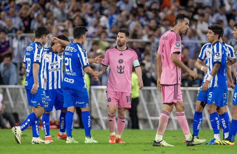 Messi saluda a sus rivales luego de la derrota en México. Foto: EFE