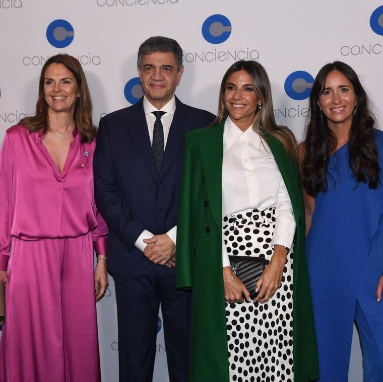 ¿Comprarías un tapado en este color? ¡Belén Ludueña te anima a decir que sí! Foto: Instagram