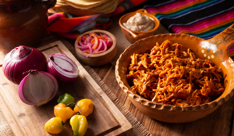 Esta receta usa achiote, una especia ancestral que los mayas utilizaban también como tinte natural y símbolo ceremonial. Esta receta usa achiote, una especia ancestral que los mayas utilizaban también como tinte natural y símbolo ceremonial.