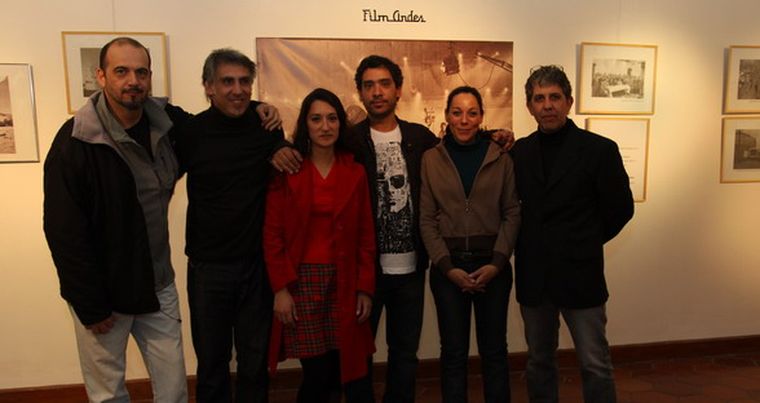 Los responsables de Proyecto Celuloide junto a amigos en la inauguración de la muestra. Foto: www.pocion.com.ar