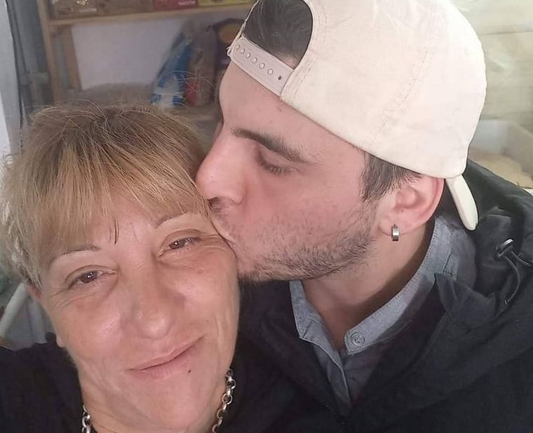 Marcia Besso junto a su hijo Rodrigo López, que sufrió un accidente en Tenerife y hoy sufre las trabas del Estado para poder repatriar su cuerpo Foto: Facebook Marcia Besso